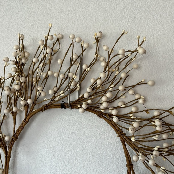 Whonline Pip Berry Wreath - Picture 6 of 6